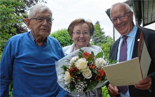 Immer noch glücklich (von links): Horst und Hildegard Störk und der Zweite Bürgermeister der Stadt, Anton Heindl.Foto Heise