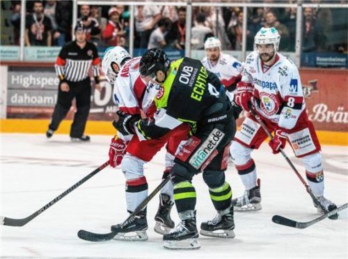 In der vergangenen Saison spielte Niki Meier (rechts) noch für Landshut gegen Rosenheim. Nun wechselt der 31-Jährige zu den Starbulls.Foto Schirmer
