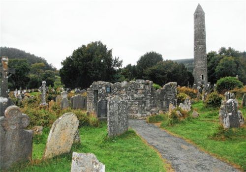 In Glendalough, der christlichen Klosteranlage im Tal der zwei Seen, ist neben einem alten Friedhof, den Ruinen der Kirchen und vielen Spuren der Klause des heiligen Kevin einer der für Irland typischen Rundtürme zu sehen.