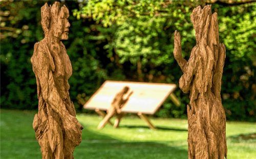 In Wechselbeziehung setzt Kuhnlein das Paar „Nichts bleibt, wie es ist, aber es geht auch nichts verloren“ mit dem „Tisch, der wieder aufgestellt wird“. Fotos Effner
