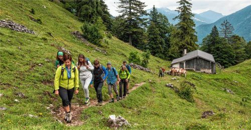 Josefine Lechner begleitet Bergwanderer, die auf den sogenannten Milliwegen bei Frasdorf unterwegs sind.Foto  Cat