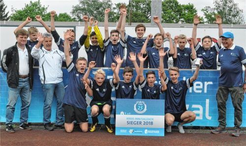 Jubel beim Sieger: Die SG Eiselfing/Griesstätt/Schonstett sicherte sich den Baupokal im Kreis Inn/Salzach und spielt nun auf oberbayerischer Ebene weiter. Foto  Neumeier