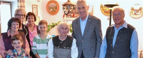 Jubilarin Franziska Bauer (Mitte) mit Riederings Bürgermeister Josef Häusler und ihrem Sohn, Schwiegertöchtern und Enkeln.Foto niessen