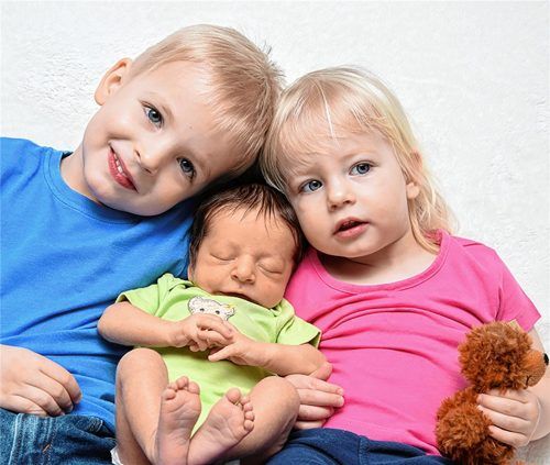 Julian und Nora Scherer freuen sich über ihr kleines, neu geborenes Brüderchen Anton.