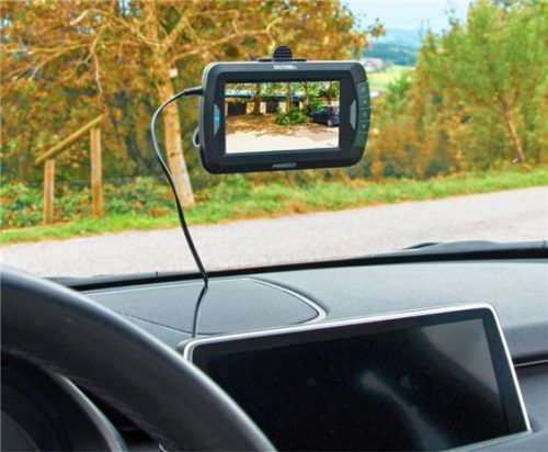 Kabellos wird das Bild auf den Bildschirm oder die App zum Fahrer übertragen. Digitale Funkstandards schaffen gegenüber analogen Systemen größere Entfernungen, zum Beispiel bei LKWs. Foto  djd/www.pro-user.com