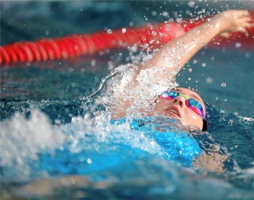 Katja Riedel vom TSV 1860 Rosenheim gewann über 50 Meter Rücken. Foto Bachun