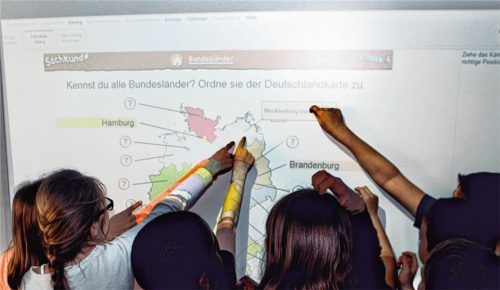 Kennst du alle Bundesländer? Viel Freude bereitet den Schülern die Zuordnung an einem Smartboard. Dateielemente können mit der Hand an die richtige Stelle geschoben werden.Foto ge