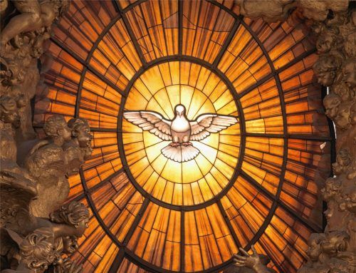 Kirchenfenster mit einer Darstellung des Heiligen Geistes in Form einer Taube, im Petersdom im Vatikan. Foto  dpa