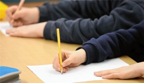 Konzentriert dem Unterricht folgen und sich Notizen machen: So mancher Realschüler hat nicht nur damit Schwierigkeiten. Ein sozialpädagogisches Angebot soll künftig bei der Bewältigung schulischer Probleme helfen.Foto dpa