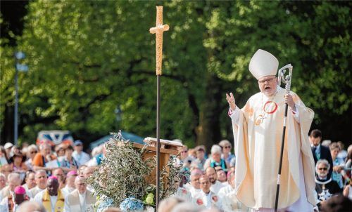 Lehnt den Vorstoß von Ministerpräsident Markus Söder ab: Kardinal Reinhard Marx, Erzbischof von München und Freising, hier beim Hauptgottesdienst während des Katholikentags in Münster. Foto Vennenbernd/dpa