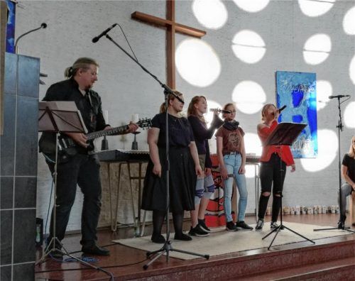 Lichtspiele und musikalisches Spiel: Die Jugendband „YouNitE“ begeisterte in der evangelischen Kreuzkirche.