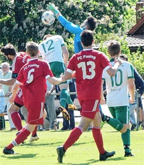 Luftkampf: Finsings Torwart Lehmer kommt in dieser Szene vor SG-Stürmer Sebastian Pichlmeier an den Ball.Foto Semerad