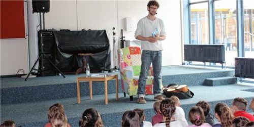 Lukas Hainer las aus seinem Buch „Der König der Piraten“.