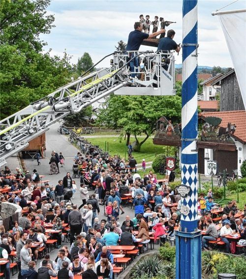 Maibaum in Aising: Taferl wieder angebracht