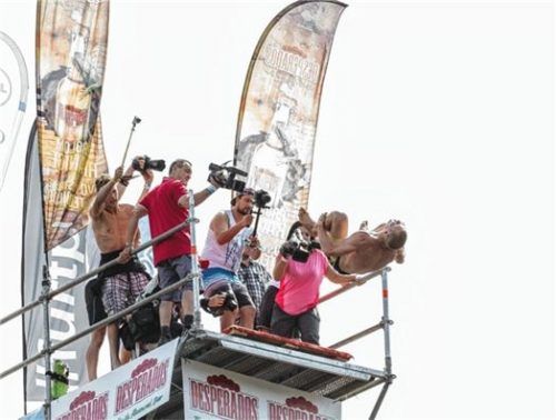 Manchmal sind viele Kameras dabei, wenn der Waldkraiburger springt – deshalb gibt es die Sprünge auch auf Youtube auf dem Channel „riede94“ zu sehen. Hier springt er bei einem Show-Wettkampf in Tschechien.