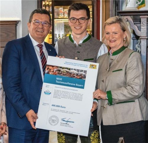 Minister übergibt Förderbescheid