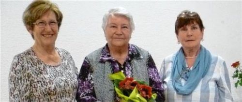Mit einem Blumenstock würdigten die Vorsitzenden Irmi Stecher (links) und Inge Gerum (rechts) das 40-jährige Engagement von Maria Dobler für die Frauengemeinschaft.