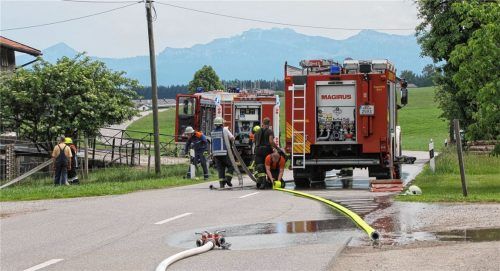 Mit rund 60 Kräften waren die Feuerwehren aus Höslwang, Eggstätt und Bad Endorf im Einsatz. Foto jre