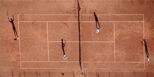 Mit viel Aufwand verbunden: Zwei Tage dauert es, einen Tennisplatz nach dem Winter für die Saison herzurichten. Foto dpa