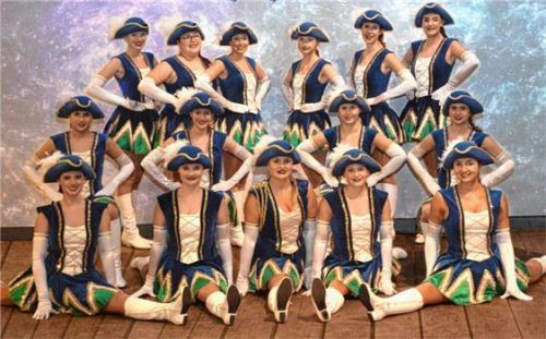 Monika Reiter (Bild rechts, mit „König Ludwig II“) fertigt unter anderem die Kostüme für die Mangfalltaler Prinzenpaare (großes Bild). Fotos reiter