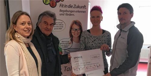 Multitest-Mitarbeiter spenden für FitZ