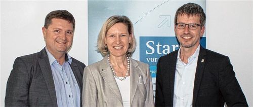 Nach dem gemeinsamen Gespräch von links: Simon Zosseder, Unternehmer, Prof. Dr. Angelika Niebler (MdEP) und Andreas Bensegger, Vorsitzender des IHK-Regionalausschusses Rosenheim. Foto re