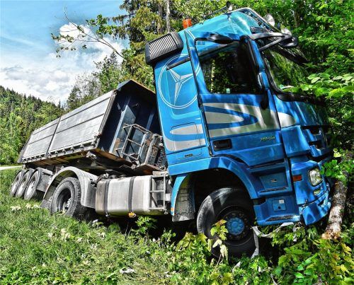 Nach Herzinfarkt: Lkw-Fahrer baut Unfall und verstirbt im Krankenhaus