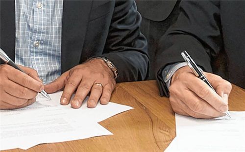 Nachfolge vertraglich unter Dach und Fach: Viele Unternehmer kümmern sich äußerst spät um das Thema, ist die Erfahrung von IHK-Nachfolgespezialist Oliver Nerz (kleines Bild). Fotos picture alliance/obs/Schöck/re