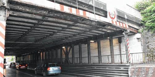 Nadelöhr mit Sanierungsbedarf: die Bahnbrücke Kufsteiner Straße. Foto Schlecker
