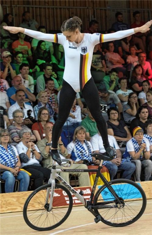 Nationalkadersportlerin Ramona Dandl beim Stattellenkerstand rückwärts in der Wechselrunde, eine Höchstschwierigkeit im Kunstradsport, die nur sehr wenige Sportler überhaupt zeigen.Foto Dandl