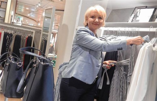 Neues Gesicht in der Karstadt-Filiale in Rosenheim: Leiterin Regine Mickley in der Verkaufsfläche von „She“, einer Karstadt-Eigenmarke. „Ich liebe es, mit unseren Besuchern ins Gespräch zu kommen“, sagt sie. sen