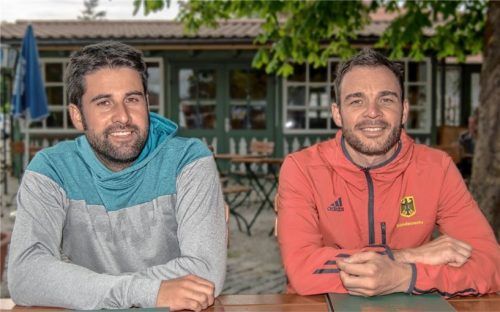 Noch bleibt ein wenig Zeit für einen Biergartenbesuch - doch bald beginnt für Kristian Mehringer (links) und Isidor Scheurl die Arbeit auf ihren neuen Positionen. Es gilt der Spruch: Der gute Wintersportler wird im Sommer gemacht“. Foto  Wukits