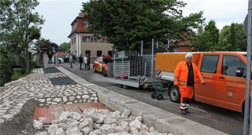 Noch ist alles offen: Das Betonfundament muss auf 42 Metern Länge die Steher und die Planken aufnehmen.
