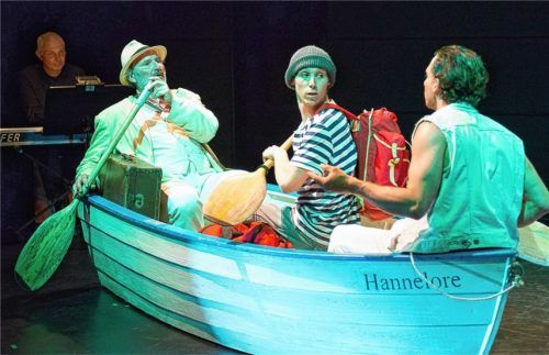 Nur das Boot ist weiblich: Die drei Männer sind Ansgar Schäfer, Johannes Walther und Lukas Aue in der Inszenierung des Spielwerks Ansbach.Foto  Flamm