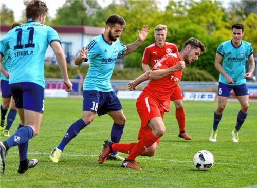 Nur selten konnten sich die Rosenheimer (am Ball Korbinian Linner) in der ersten Halbzeit gegen Illertissens Abwehr durchsetzen. Fotos  Hörger