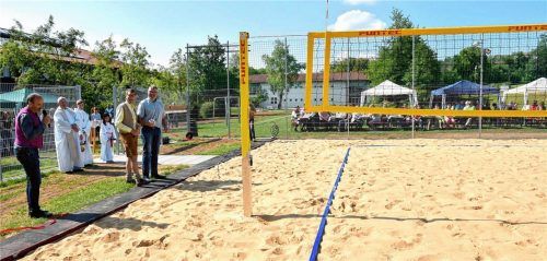 Offizielle Eröffnung des Beachvolleyball-Platzes mit (von links): TSV-Chef Rudolf Müller-Brunnhuber, Pfarrer Michael Henger (hinten) Abteilungsleiter Heinz Westengerber und Bürgermeister Ullrich Gaigl.Foto Weingartner