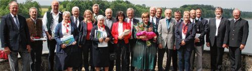 Ohne sie wäre die Gesellschaft nicht überlebensfähig, zeigte sich Landrat Wolfgang Berthaler bei der Ehrung dieser engagierten Ehrenamtlichen überzeugt. Foto re