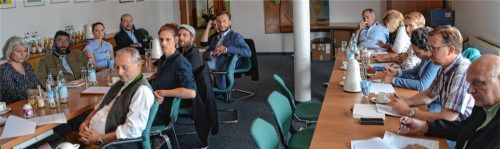 OVB-Redaktion stellt Parteienvertretern Richtlinien für Wahlkampfberichterstattung vor