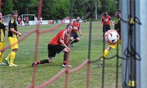 Pech für den SV Riedering in dieser Szene, denn der Schuss von Andreas Hiltner klatschte an den Pfosten.Foto Hofmann