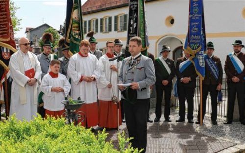 Pfarrer Hermann Overmeyer und Vorsitzender Sepp Enzinger gedenken den verstorbenen und gefallenen Vereinsmitgliedern am Kriegerdenkmal.Foto reh
