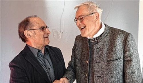 Pfarrer Sebastian Heindl dankte Anton Heimrath für sein 50-jähriges Engagement. Foto re