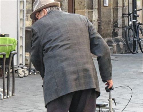 Pflegebedürftigen stehen zusätzliche Gelder für die Unterstützung im Alltag zur Verfügung. Allerdings müssen die Helfer entsprechend anerkannt sein.Foto  Uwe Strachovsky/be.p