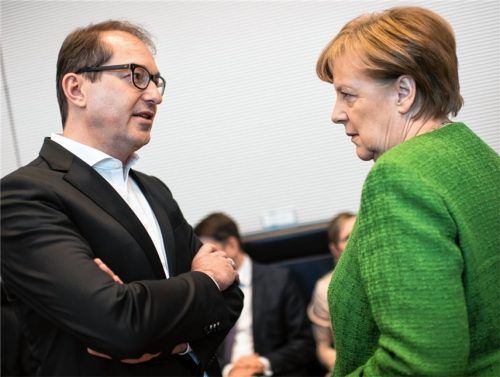 Polarisiert mit seiner Formulierung von der „Anti-Abschiebe-Industrie“: Alexander Dobrindt, Vorsitzender der CSU-Landesgruppe in der Unionsfraktion im Bundestag, hier im Gespräch mit Bundeskanzlerin Angela Merkel. Foto Jutrczenka/dpa