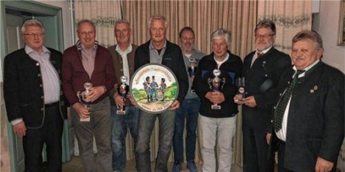 Preisverteilung Kameradschaftsschießen (von links): Pius Graf, Andreas Schröttinger, Werner Schmied, Hermann Ascher, Thomas Berger, Anton Schustereder, Leonhard Hofmann, Alois HembergerFotos re