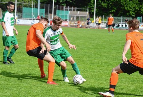Priens Benjamin Birner, der sich hier gegen zwei Raublinger durchsetzt, machte mit seinem Tor zum 5:3 den Deckel auf den Auswärtserfolg des Tabellenzweiten.Foto Ruprecht