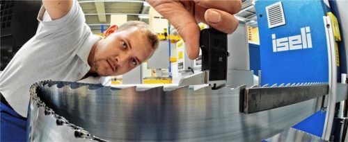 Produktionsmitarbeiter: Das BIP je Erwerbstätigem in den Landkreisen ist laufend gestiegen. Foto Hendrik Schmidt/dpa