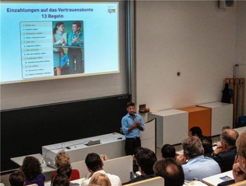 Referent und Unternehmenscoach Ralph Goldschmidt beim Vortrag in der Hochschule. Fotos jt