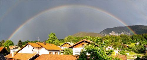 Regenbogen spannte sich über den Samerberg