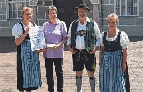 Renate Heine, Robert Klapper und Angela Schindler vom „Kolbermoorer Dreigsang“ und Dagmar Badura, Tafelleiterin (Zweite von links) bei der Geldspendenübergabe vor der Sing- und Musikschule Kolbermoor.