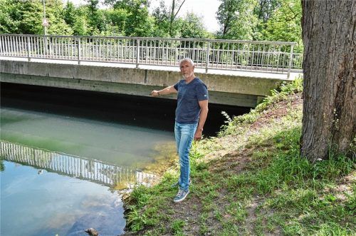 Retter in der Not: An dieser Stelle des Mangfallkanals hat Dieter Kienle eine 62-Jährige und ihren zweijährigen Enkel aus dem Wasser gezogen. Foto Schlecker
